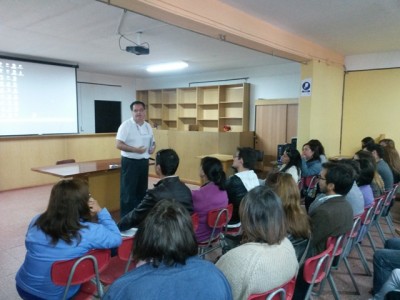 Míster Julio, rector de C. Aconcagua, dando charla a los docentes.